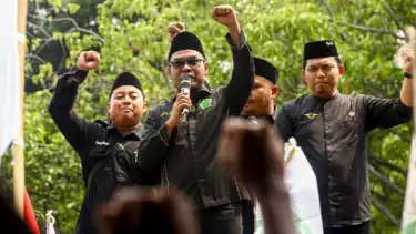 Puluhan Santri dari Pagar Nusa Bela Kiai, sambangi Kantor Komisi Penyiaran Indonesia (KPI), perihal tayangan program Xpose Uncensored yang di tayangkan oleh Trans7 pada 14 Oktober lalu, di Kantor KPI, Jakarta Pusat, Selasa (21/10/2025).