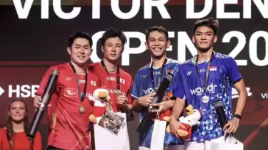 Pebulu tangkis ganda putra Indonesia Fajar Alfian (dua dari kanan) dan Muhammad Shohibul Fikri (kanan)