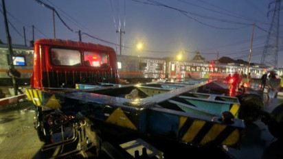 Truk Tanpa Muatan Ditabrak KA Harina di Perlintasan Kaligawe Semarang