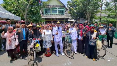HJB Ke-348, Bupati dan Wabup Bojonegoro Wahono Nurul Beri Bansos ke 206 Pedagang Mlijo dan Boyong Museum Rajekwesi