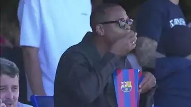 Patrick Kluivert menonton pertandingan Barcelona