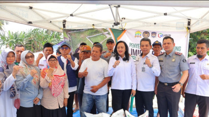 Dukungan Program Ketahanan Pangan Kanwil Ditjen Imigrasi Banten Serahkan Bantuan Benih Jagung dan Pupuk di Kecamatan Walantaka Kota Serang