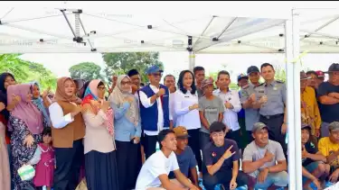 Kanwil Ditjen Imigrasi Banten bersinergi dengan DKP3 Kota Serang Provinsi Banten menyerahkan bantuan sarana produksi pertanian berupa benih jagung dan pupuk kepada kelompok tani Makmur di Kampung Sadik.