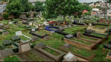 Berita Foto : Sembilan TPU di Jakarta Selatan Penuh, Pemakaman Terapkan Sistem Tumpang