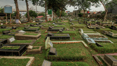 Berita Foto: Sembilan TPU di Jakarta Selatan Penuh, Pemakaman Terapkan Sistem Tumpang