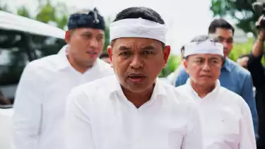 Gubernur Jawa Barat, Dedi Mulyadi, memberikan keterangan kepada wartawan usai mendatangi gedung Kementerian Dalam Negeri di Jakarta, Rabu (22/10/2025).