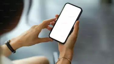 Waduh, Studi Membuktikan Orang yang Suka Bermain Handphone di Toilet Bisa Kena Wasir