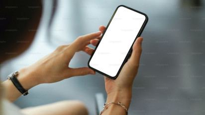 Waduh, Studi Membuktikan Orang yang Suka Bermain Handphone di Toilet Bisa Kena Wasir