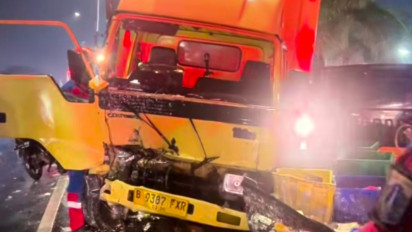 Aksi Heroik Damkar Evakuasi Sopir Truk Boks yang Terjepit saat Kecelakaan di Flyover Buaran Jaktim
