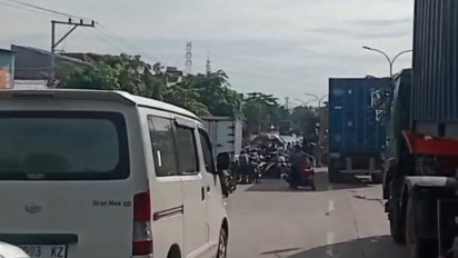 Banjir Selutut Orang Dewasa Lumpuhkan Jalan Pantura Kaligawe Semarang, Lalu Lintas Macet Parah