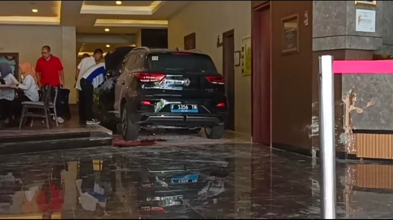 Diduga Terjadi Gangguan Elektrik, Mobil Listrik Nyelonong Masuk Lobby Hotel Tjokro Klaten
            - galeri foto
