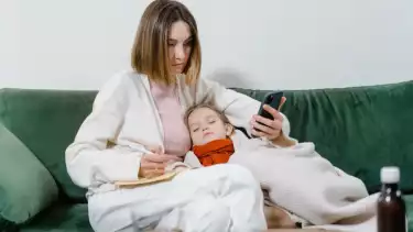 ilustrasi merawat anak sakit