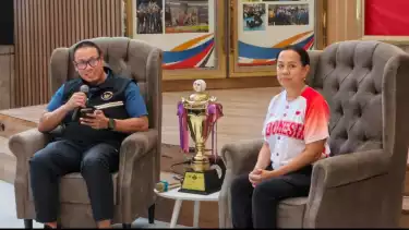 Deputi Bidang Peningkatan Prestasi Olahraga, Surono Bersama Manajer Timnas Baseball Putri Indonesia, Lise Gay Parapak