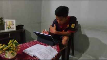 Berprestasi, Anak Penjual Jagung Bakar di Sikka Dapat Bantuan Satu Unit Tablet Digital dan Uang Tunai