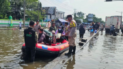 Banjir Masih Genangi Jalur Pantura Kaligawe Semarang