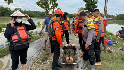 Petugas Gabungan Evakuasi Seorang Pasien Cuci Darah yang Terjebak Banjir di Grobogan