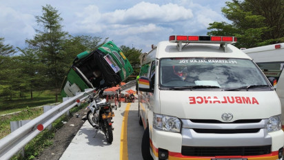 Bus Wisata Rombongan Forum Kesehatan Semarang Terguling di Tol Pemalang, 4 Tewas dan Belasan Luka