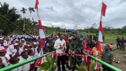 TNI Satukan Kembali Harapan Warga Iwur Lewat Pemulihan Jembatan Putus