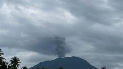 Masuk Level Waspada, Gunung Ibu Kembali Semburkan Abu Vulkanik