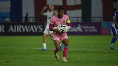 Tak Mau Kehilangan Momentum Puncak Klasemen, Kiper Persib Bawa Misi Poin Penuh di Kandang Persik 