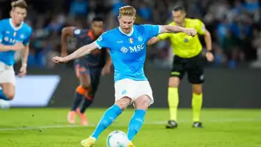 Kevin De Bruyne mengeksekusi penalti Napoli melawan Inter Milan