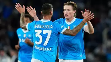 Scott McTominay rayakan gol Napoli ke gawang Inter Milan