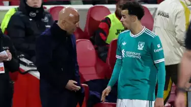 Pelatih Liverpool Arne Slot bersama Curtis Jones