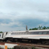 Kesaksian Penumpang Momen Detik-detik Kereta Purwojaya Anjlok di Bekasi, Ngaku Diguncang seperti Tabrakan Keras