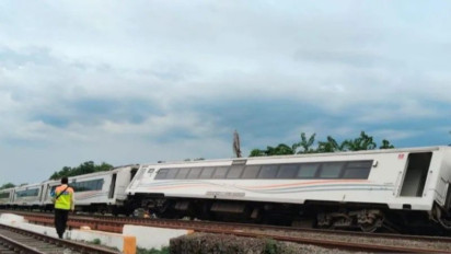 Kesaksian Penumpang Momen Detik-detik Kereta Purwojaya Anjlok di Bekasi, Ngaku Diguncang seperti Tabrakan Keras