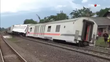 Kereta Api (KA) Purwojaya anjlok di Bekasi