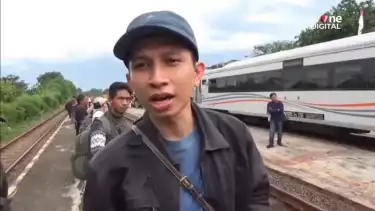 Penumpang Kereta Api Purwojaya yang anjlok di Stasiun Kedunggedeh, Bekasi