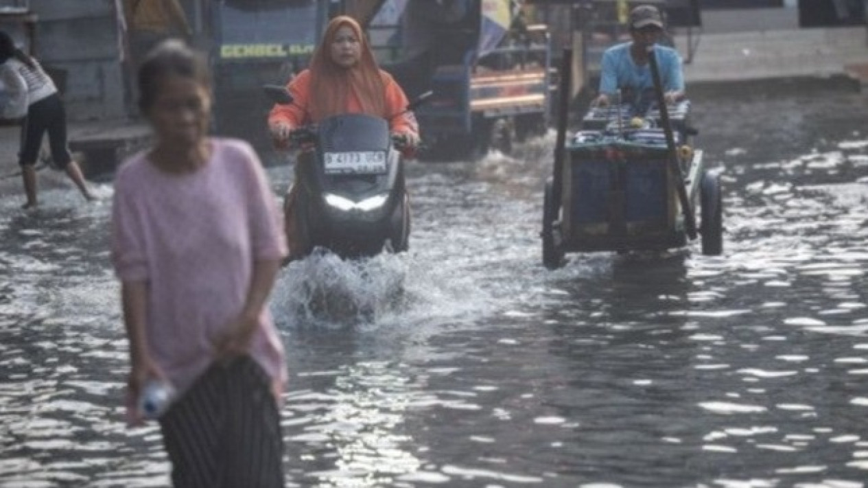 Hujan Deras Picu Genangan, Tiga Ruas Jalan di Jakarta Terendam Air hingga 50 Cm
            - galeri foto