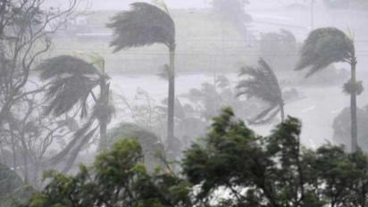 Atap GOR Serdang Ambruk Diterjang Angin Kencang: 11 Motor Tertimpa