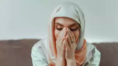 Ilustrasi berdoa sambil menangis