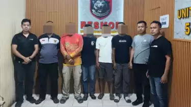 Sejumlah terduga pelaku pengeroyokan saat menjalani pemeriksaan di Polres Indramayu, Jawa Barat, Minggu (26/10/2025). .