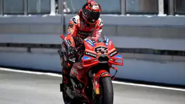 Francesco Bagnaia gagal finis di MotoGP Malaysia 2025 karena masalah teknis pada motor Desmosedici GP25 miliknya.