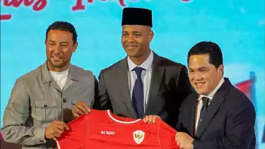 Patrick Kluivert dan Denny Landzaat saat diperkenalkan sebagai pelatih Timnas Indonesia