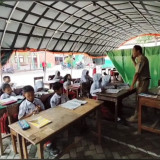 Belasan Siswa SDN Jatigreges Nganjuk Terpaksa Belajar di Tenda dan Mushala Pasca Gedung Sekolahnya Ambruk