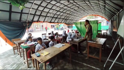 Belasan Siswa SDN Jatigreges Nganjuk Terpaksa Belajar di Tenda dan Mushala Pasca Gedung Sekolahnya Ambruk