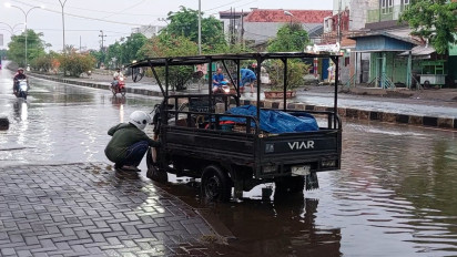 Menembus Banjir Setiap Hari, Pedagang Lontong asal Demak Mogok di Jalan Kaligawe