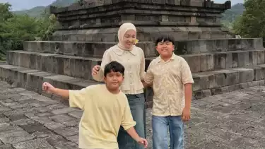 Potret Ririe Fairus dan kedua anaknya