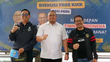 Pengamat sepak bola nasional, Akmal Marhali (pojok kanan) bersama Andre Rosiade