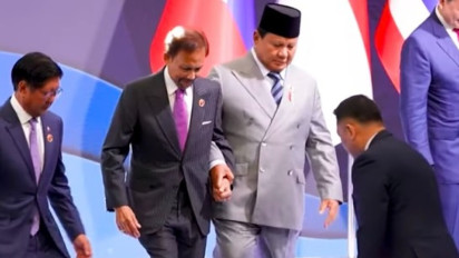 Gestur Hangat di KTT ASEAN Prabowo Gandeng Tangan Sultan Brunei, Menlu Sugiono: Bentuk Hormat dan Kedekatan Lama