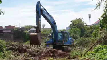 Sebuah ekskavator beroperasi di lahan eks Rumah Sakit Sumber Waras, Jakarta, Barat, Jumat (24/10/2025).