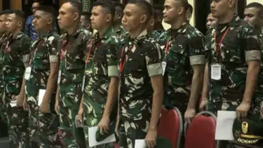Sejumlah anggota TNI AD selaku terdakwa kasus penganiayaan terhadap Prada Lucky Namo menjalani sidang perdana di NTT, Selasa (28/10/2025)