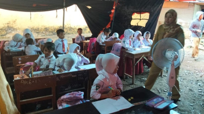 Miris, Siswa SDN Pamekasan Terpaksa Belajar di Tenda BPBD Akibat Gedung Sekolah Disegel
