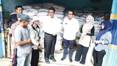 Mentan Amran dan KSP Qodari melakukan sidak pupuk di Provinsi Lampung.