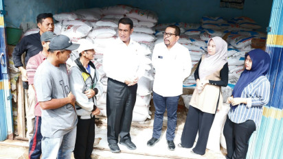 Mentan Amran dan KSP Qodari Sidak Kios Pupuk, Petani Tersenyum Harga Pupuk Turun