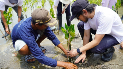 Menjaga Pesisir dan Iklim Lewat Penanaman 2.000 Pohon Mangrove di Tanjung Pakis