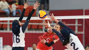 Pemain Timnas Voli Putri Indonesia U-18, Syelomitha, vs Iran